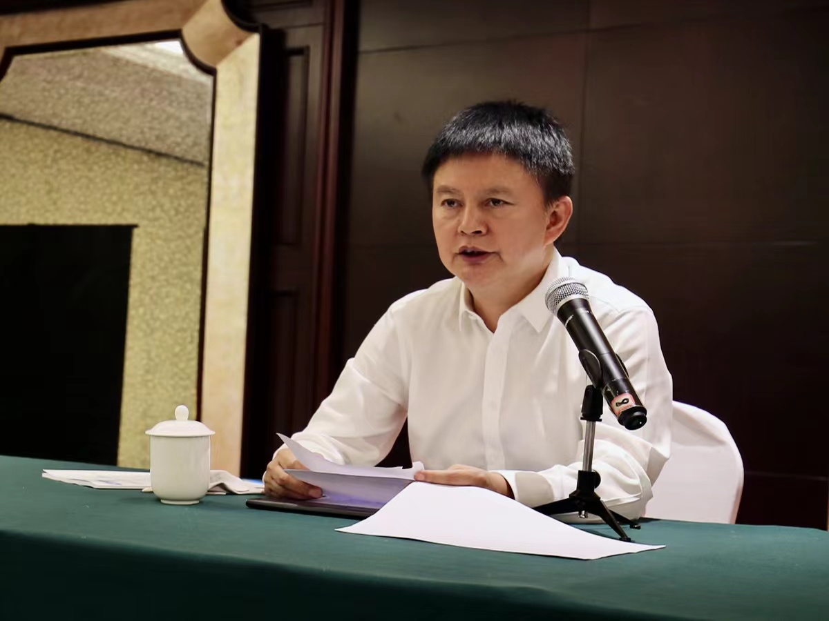 杨中华.jpg